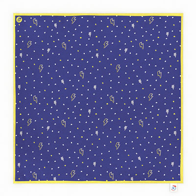 Serviette de table La Bang de la famille Big Bang. Éclairs, étoiles, jaune citron et bleu électrique. Packshot.