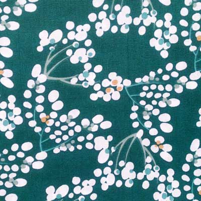 détail motif tissu masque vert à fleurs cerisiers AFNOR