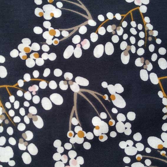 détail motif tissu masque bleu nuit à fleurs cerisiers AFNOR